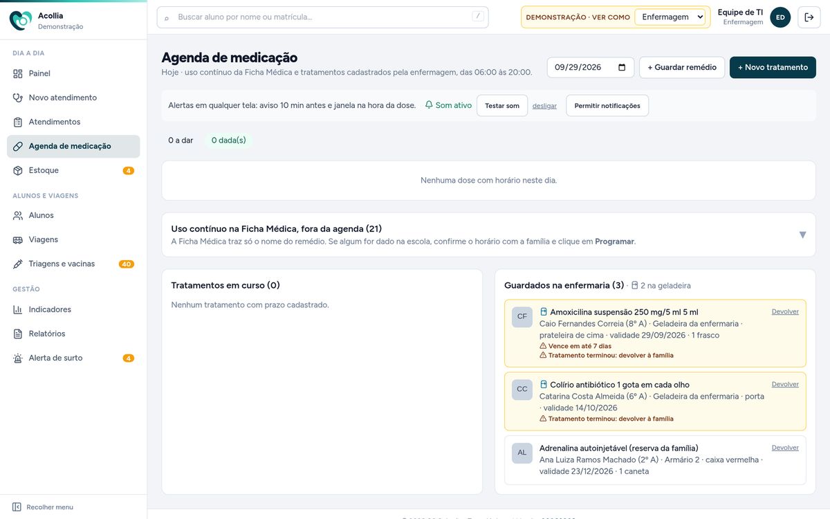 Agenda de medicação com remédios guardados na geladeira e avisos de validade